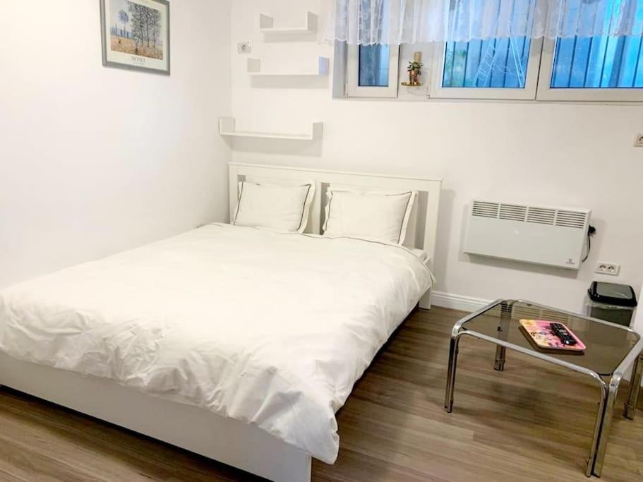 Central Studio Flat Bukarest Exteriör bild